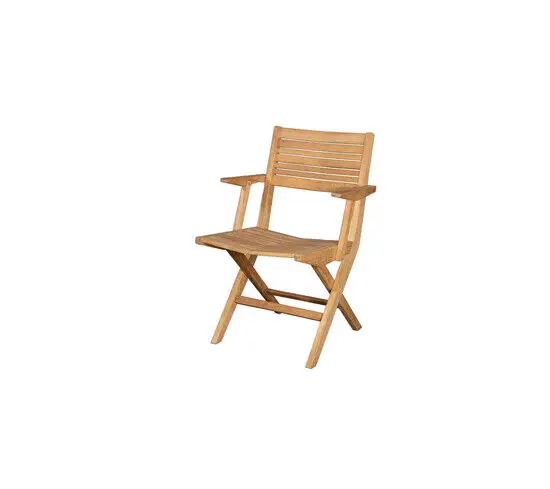 Træklapstol med armlæn, slatted ryg og sæde i teak. Foldbar design til komfort og funktionalitet.