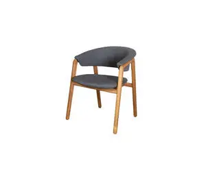 Grå polstret stol med buet ryglæn og sæde, naturlig træramme, elegant og moderne design.