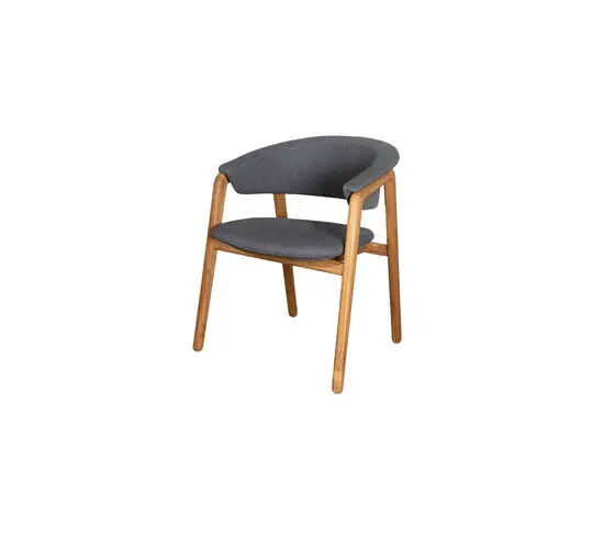 Grå polstret stol med buet ryglæn og sæde, naturlig træramme, elegant og moderne design.