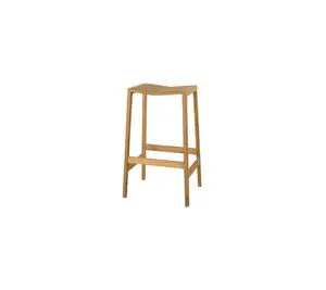 Barstol i teak med enkel design, let hældende sæde, fire ben og vandret fodstøtte.