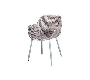Stol med vævet design i lys grå, bordeaux og støvet rosa. Fire ben og armlæn.