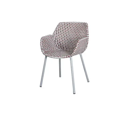 Stol med vævet design i lys grå, bordeaux og støvet rosa. Fire ben og armlæn.