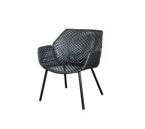 Cane-Line Vibe loungestol i sort/grafit med flettet mønster, buede armlæn og fire lige, cylindriske ben.