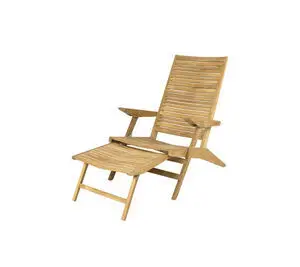 Trædækstol med slatted design, høj ryg, armlæn og integreret fodstøtte i teak.