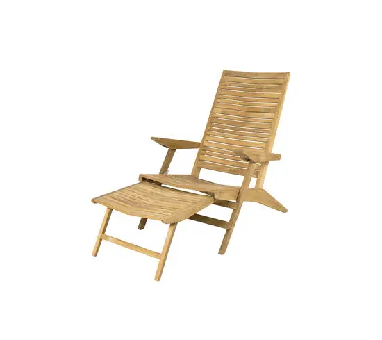 Trædækstol med slatted design, høj ryg, armlæn og integreret fodstøtte i teak.