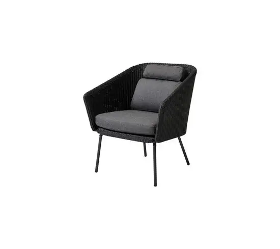 Moderne stol med buet ryglæn, armlæn og grå hynde. Mørkt vævet stel for elegant udseende.