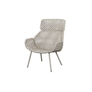 Stol med høj ryg, flettet sæde og ryglæn i sandfarve. Står på fire ben.