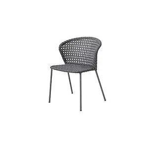 Lysegrå stol med flettet ryg og sæde, tynde metalben, stabelbar.