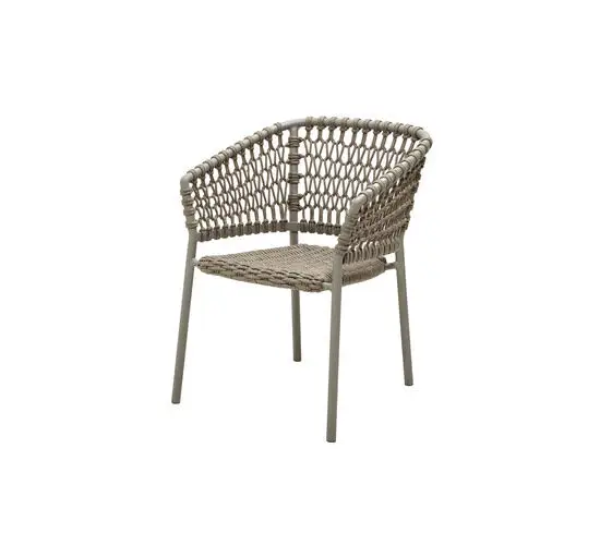 Taupe stol med flettet sæde og ryg, letvægtsben og moderne design, muligvis stabelbar.