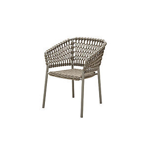 Taupe stol med flettet sæde og ryg, letvægtsben og moderne design, muligvis stabelbar.