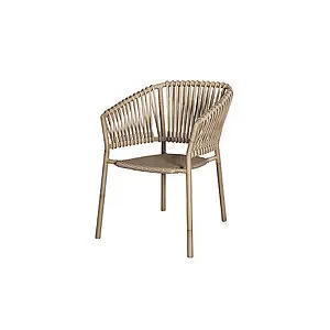 Stol med rund ryg og armlæn i vertikale fletmaterialer, minimalistiske lige ben og flet sæde.