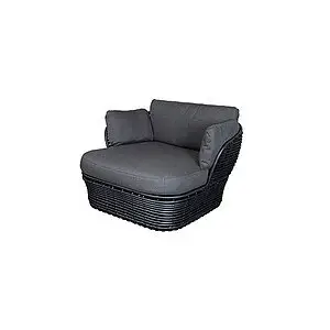 Komfortabel loungestol med flettet design, grå hynder og høj ryg for ekstra støtte.