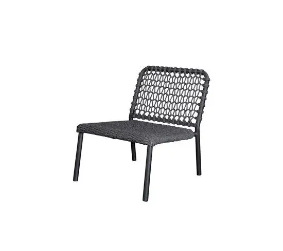Lænestol i mørkegrå med åbent vævet ryglæn og minimalistisk design. Robust rørformet ramme.