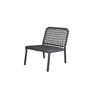 Lænestol i mørkegrå med åbent vævet ryglæn og minimalistisk design. Robust rørformet ramme.