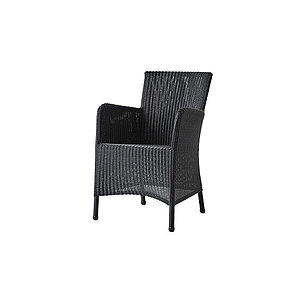 En mørkegrå udendørs stol med flettet design, armlæn og høj ryg, ideel til terrasser og haver.