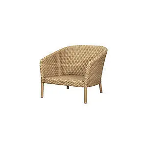 Loungestol med buet ryg, flettet ydre og naturlige, lige ben i et elegant design.