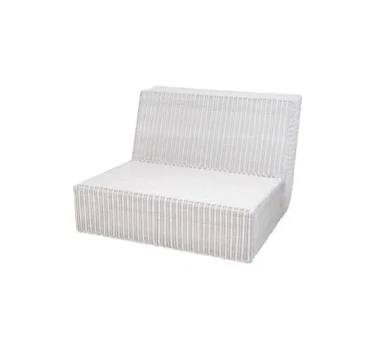 Modulær siddeenhed i lys grå flet med minimalistisk, armløs form og lige linjer.