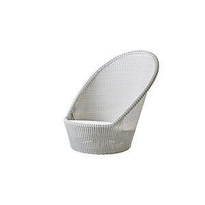 Udendørs loungestol med høj, buet ryg i hvid/grå flet, glat og afrundet design.