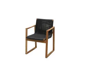 Stol med teakramme, mørkegråt flettet sæde og ryglæn, integrerede armlæn, moderne design.