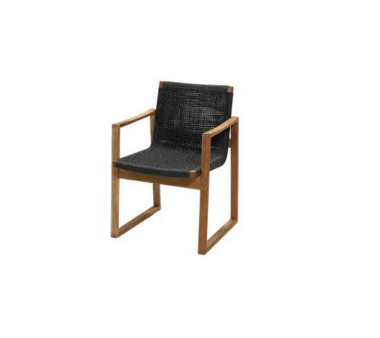 Stol med teakramme, mørkegråt flettet sæde og ryglæn, integrerede armlæn, moderne design.