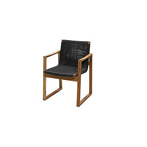 Stol med teakramme, mørkegråt flettet sæde og ryglæn, integrerede armlæn, moderne design.