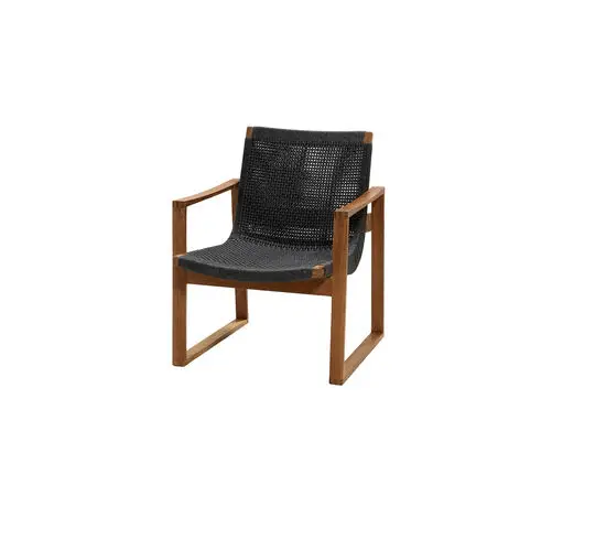 Loungestol med teakramme og mørkegråt flettet sæde. Minimalistisk design med integrerede armlæn.