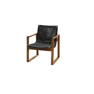 Loungestol med teakramme og mørkegråt flettet sæde. Minimalistisk design med integrerede armlæn.