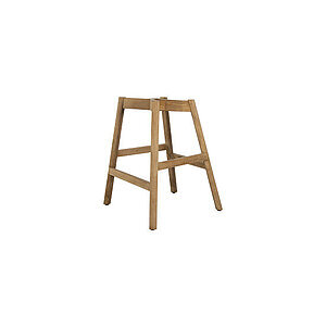 Enkel skammelramme i teak med fire ben og krydsstang, naturlig træfinish.