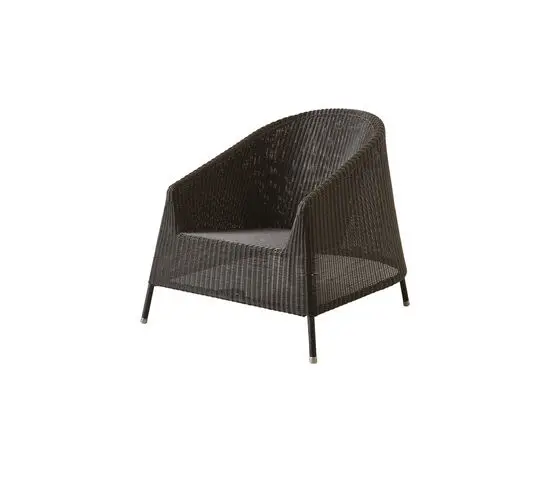 Stabelbar loungestol i flettet design med rund ryg og slanke ben, farve mocca.