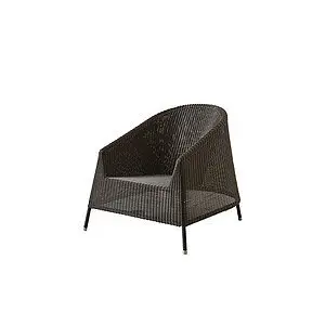 Stabelbar loungestol i flettet design med rund ryg og slanke ben, farve mocca.