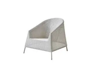 Moderne loungestol med buet ryg, lys farve og let vævet design.