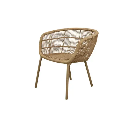 Stol med flettet design, let farve, runde armlæn og ryg, fire lige ben.