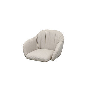 Polstret sæde med armlæn og afrundet design. Farven er lys, præcis nuance ikke angivet.