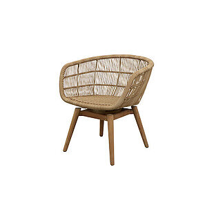 Stol med flettet ryglæn og sæde, træramme og fire ben. Let æstetik med naturlig finish.