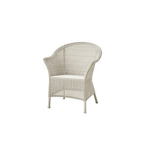 Stol i flettet design med rund ryg, integrerede armlæn og let skrånende ben.