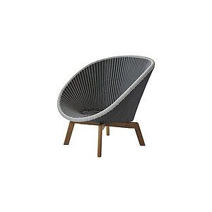 Loungestol med buet ryglæn i flettet mønster og skrå ben, moderne design.