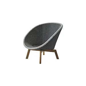 Loungestol med buet ryglæn i flettet mønster og skrå ben, moderne design.