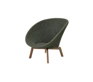 Mørkegrøn loungestol med rund fletryg og sæde. Træben i naturfinish. Moderne og elegant design.