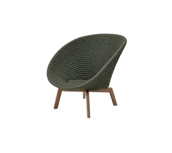 Mørkegrøn loungestol med rund fletryg og sæde. Træben i naturfinish. Moderne og elegant design.