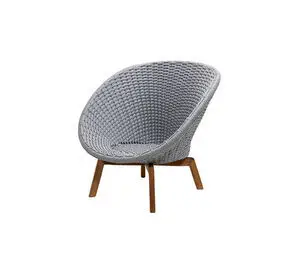 Lyst grå loungestol med buet, vævet design og fire ben i træ, der giver stabilitet.
