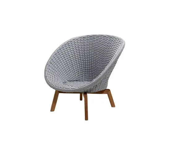 Lyst grå loungestol med buet, vævet design og fire ben i træ, der giver stabilitet.