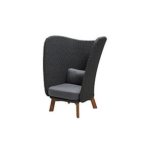 Højrygget stol i moderne design med mørkegrå flet, træben og grå hynder for komfort.