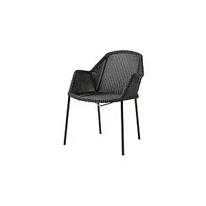 Sort stol med armlæn, mønstret ryg og sæde, slanke metalben. Moderne og minimalistisk design.