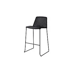 Sort barstol med flettet sæde og ryglæn, slanke ben og moderne, minimalistisk design.