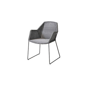 Udendørs stol med flettet ryg og sæde, integrerede armlæn og minimalistiske metalben.