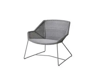 Lys grå loungestol med flettet mønster og metalben. Åben design og bred siddeflade.