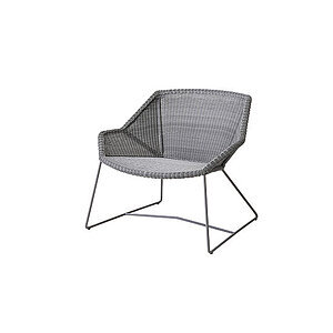 Lys grå loungestol med flettet mønster og metalben. Åben design og bred siddeflade.