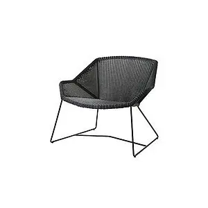 Sort loungestol med flettet sæde, minimalistiske metalben. Moderne design. Velegnet til inde/ude.