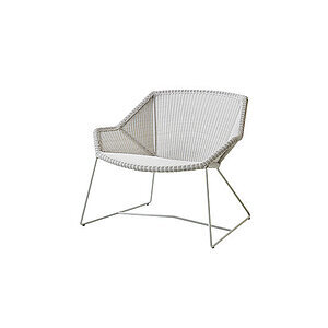 Hvid lounge stol med flettet sæde og ryglæn, støttet af vinklede metalben. Åbne sider giver et moderne look.