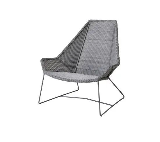 Højrygget stol med lysegråt flettet mønster og slanke metalben. Minimalistisk og elegant design.